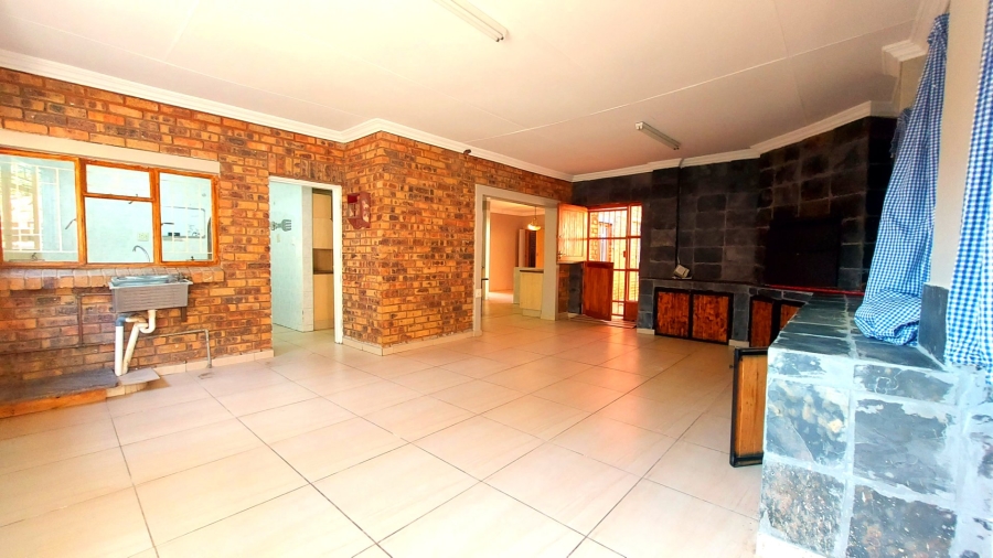 6 Bedroom Property for Sale in Ifafi North West